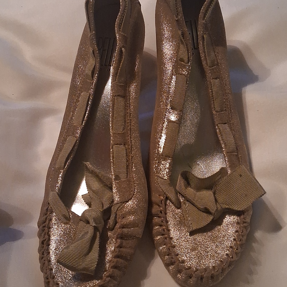 Pelle Moda Women's Gold Bow Heels - Picture 2 of 7